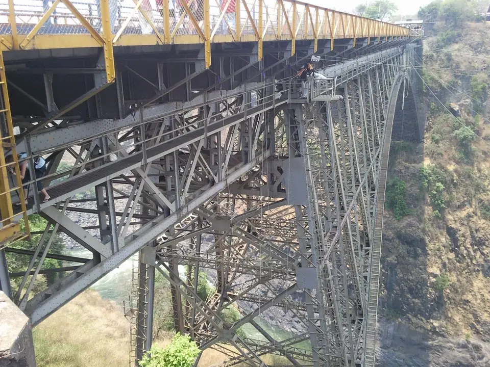 Stahlträger und Fahrbahn einer Brücke über einer tiefen Schlucht