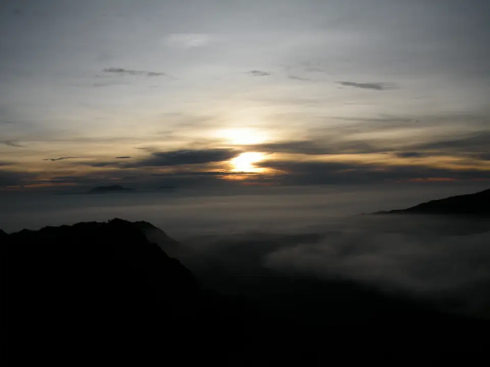 Vulkanlandschaft mit Bromo, Batok und dem fernen Semeru über einem Wolkenmeer