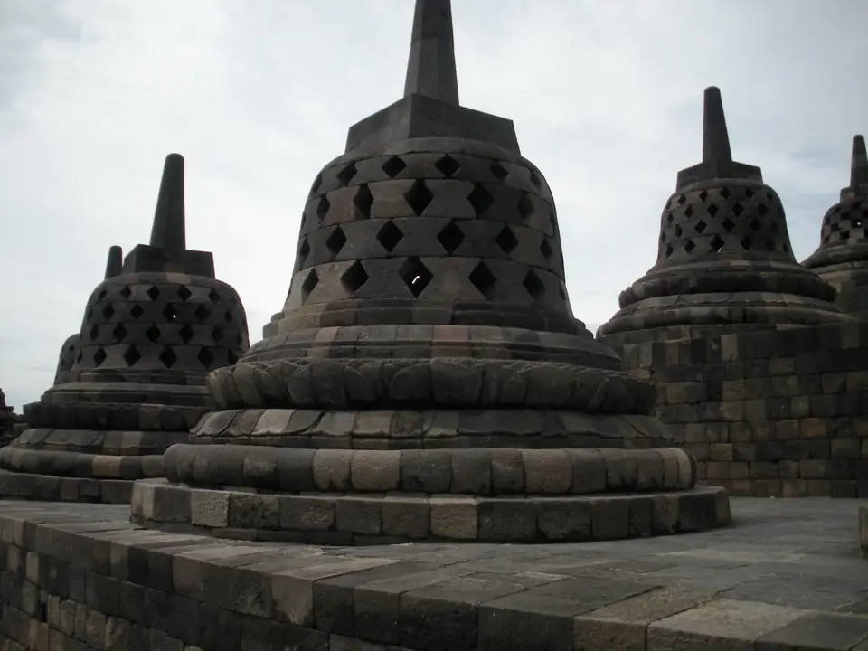 Glockenförmige, durchbrochene Steinstupas auf der oberen Terrasse von Borobudur