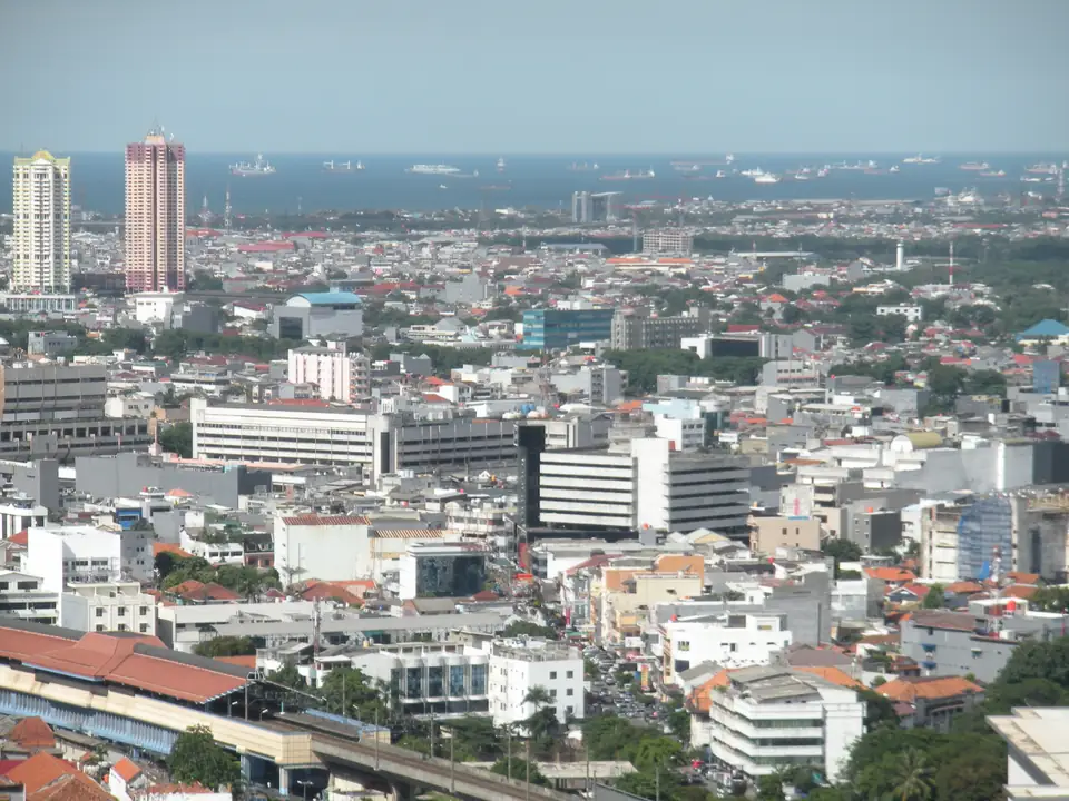 Blick von oben auf die Grünflächen des Merdeka-Platzes und die Hochhäuser Jakartas
