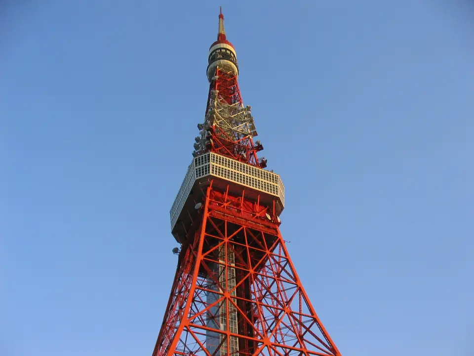 Der rot-weiße Tokyo Tower ragt über seiner Stahlkonstruktion in den blauen Himmel