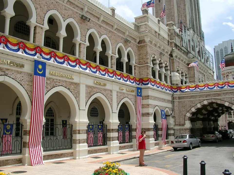 Historische Fassade mit Arkaden, Kuppeln und malaysischen Flaggen