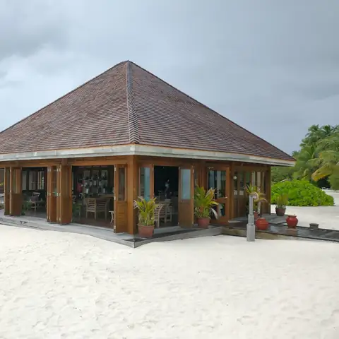 Hölzerner Empfangspavillon des Over Water Spa am weißen Sandstrand