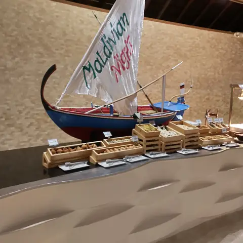 Buffet mit einem dekorativen Boot und einem Segel mit der Aufschrift Maldivian Night