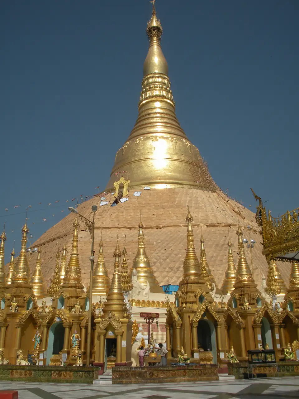 Goldener Hauptstupa der Shwedagon-Pagode mit kleineren vergoldeten Stupas im Vordergrund