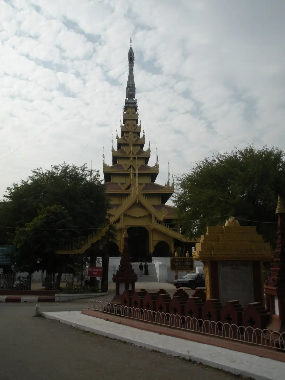 Torpavillon mit hohem vergoldetem Stufendach am Mandalay-Palast