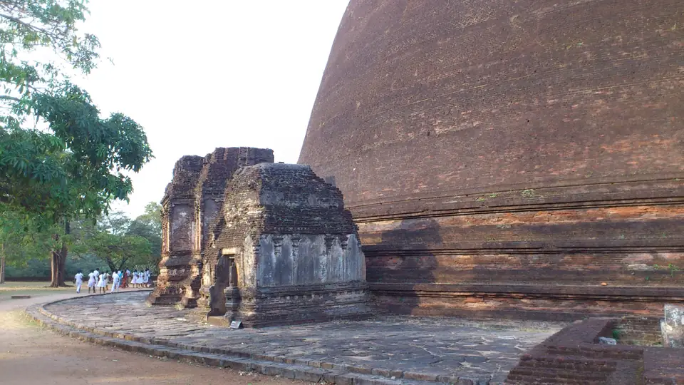 Große Backsteinstupa mit kleinen vorgelagerten Schreinen