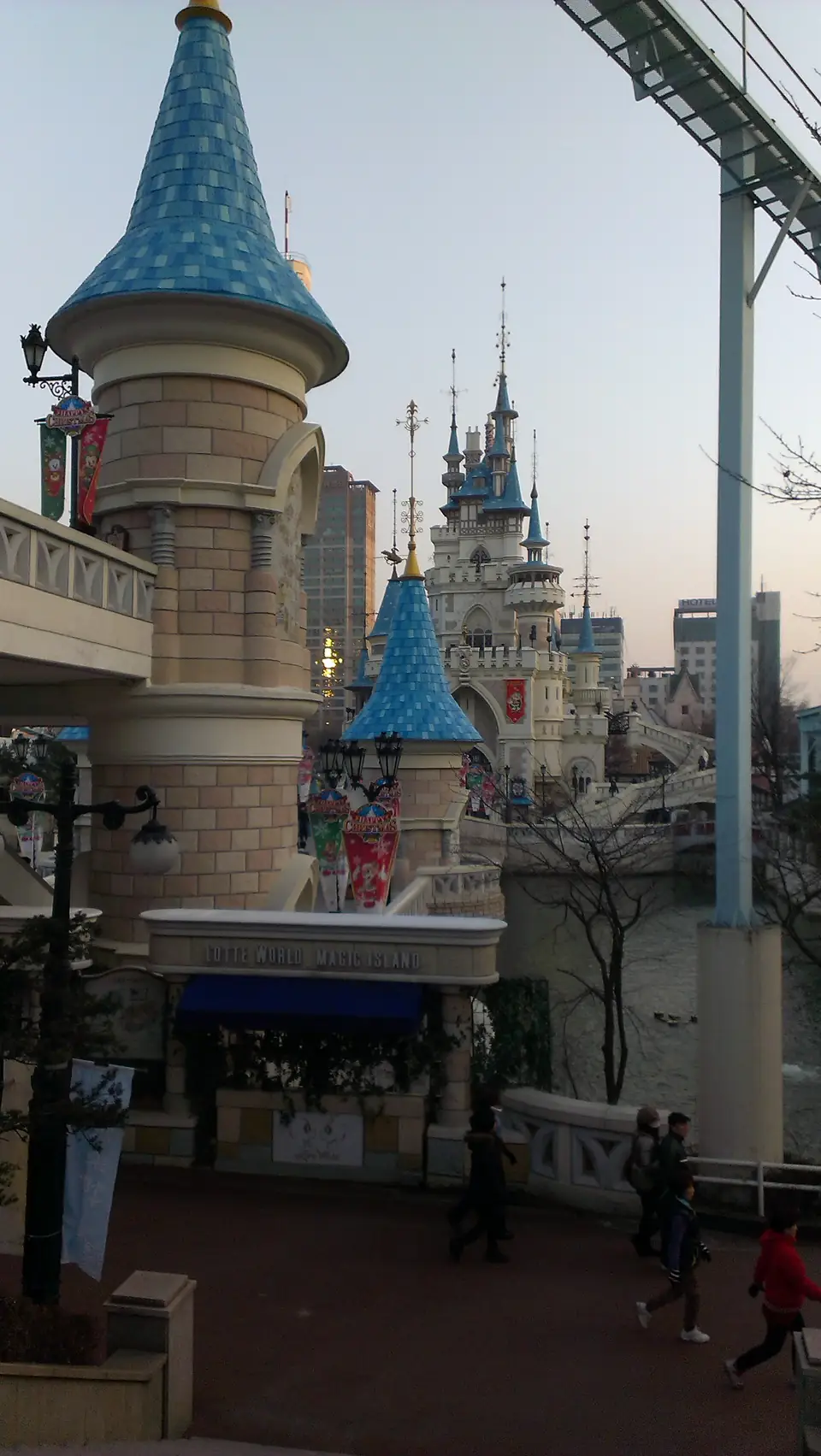 Schlossturm mit blauem Dach und dem Schriftzug Lotte World Magic Island
