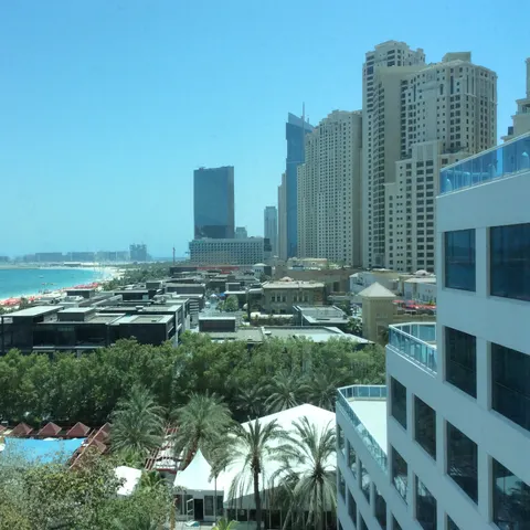 Blick vom Sheraton entlang des JBR-Strands auf die flachen Gebäude von The Beach und die Hochhäuser der Jumeirah Beach Residence