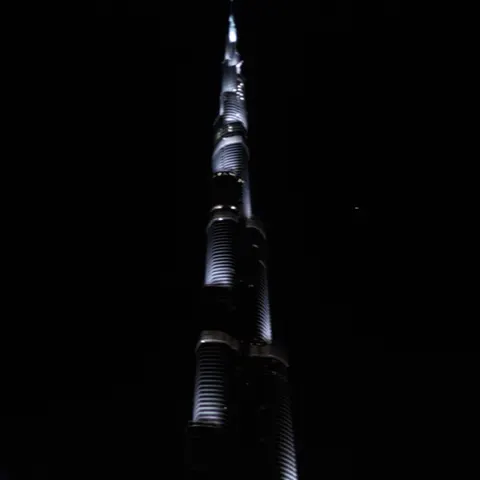 Der beleuchtete Burj Khalifa von unten vor dem dunklen Nachthimmel
