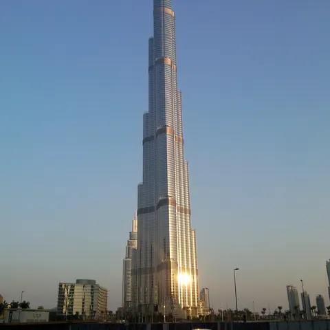 Der Burj Khalifa in voller Höhe bei Tageslicht mit Sonnenreflexen auf seiner Glasfassade