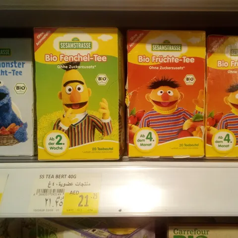 Deutsch beschriftete Sesamstraßen-Packungen mit Bio-Fencheltee und Bio-Früchtetee, darauf Bert und Ernie