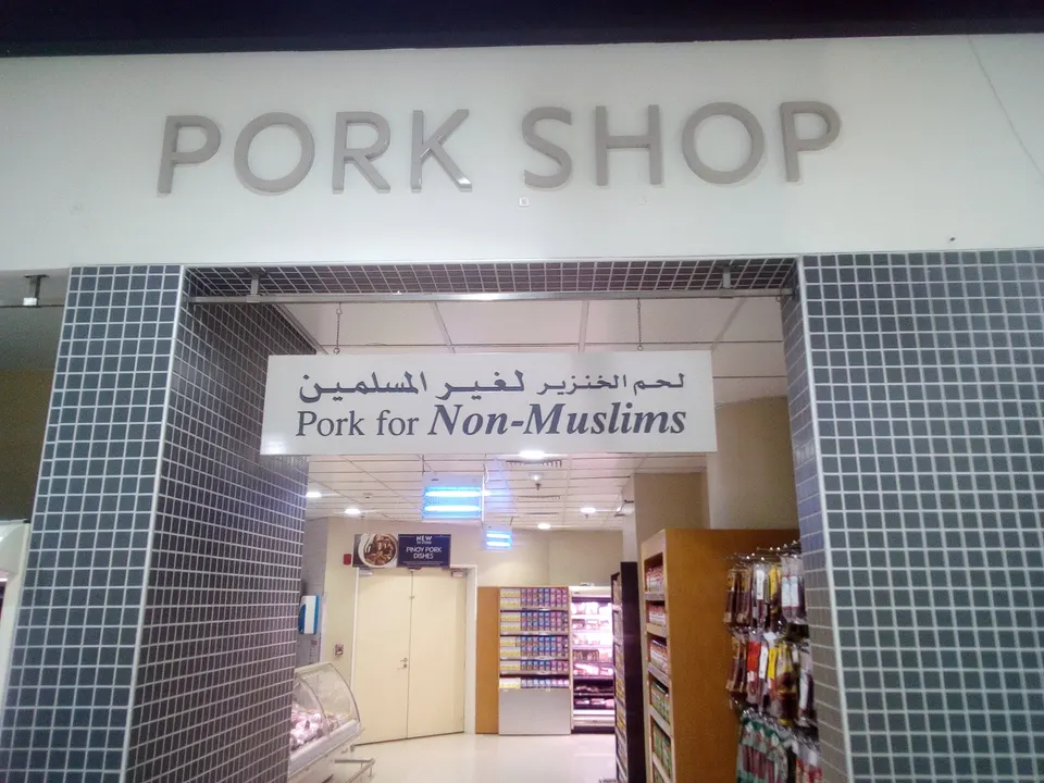 Eingang einer separaten Schweinefleischabteilung im Supermarkt mit den Schildern „Pork Shop“ und „Pork for Non-Muslims“