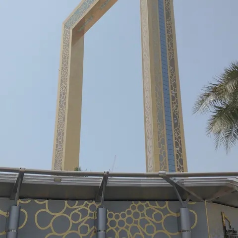 Der goldene Dubai Frame mit seinen beiden hohen Türmen und der verbindenden Aussichtsbrücke, vom Eingangsbereich aus gesehen