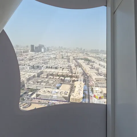 Blick durch die Fenster des Dubai Frame auf dicht bebaute Stadtviertel mit niedrigen Gebäuden und Straßen