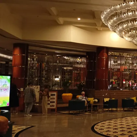 Lobby mit großem Kronleuchter und Sitzbereich