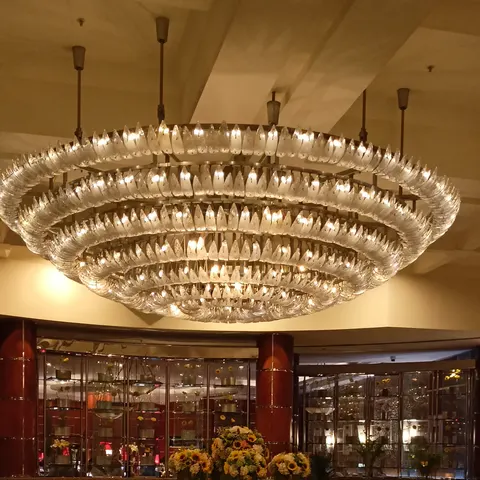 Lobby mit Kronleuchter über einem Blumenarrangement