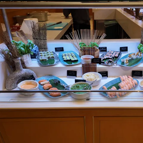 Sushi-Auswahl am Buffet des Grosvenor House mit Maki, Lachs- und Garnelen-Nigiri sowie Saucen