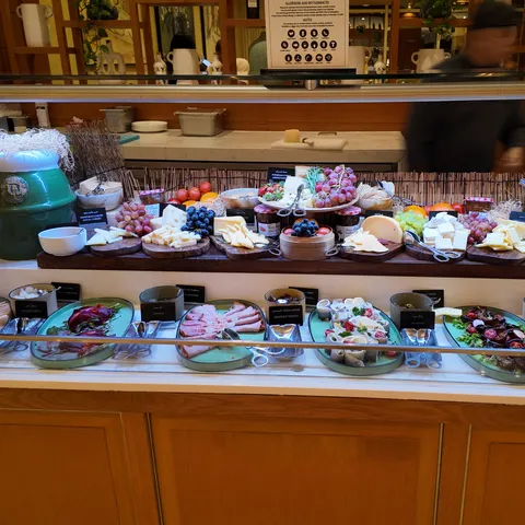 Käse, Trauben, Aufschnitt und Fisch auf der kalten Buffetstation im Grosvenor House