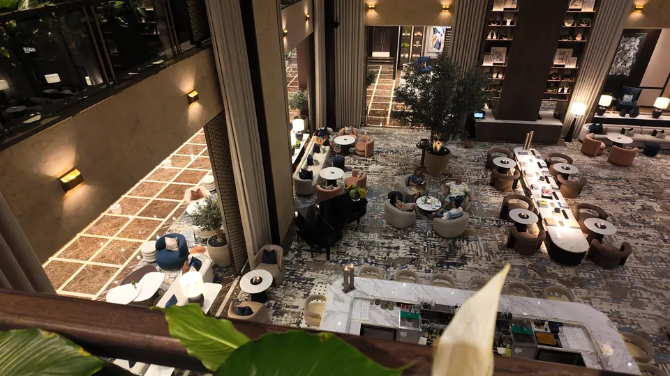 Blick von oben in die hohe Lobby des Grosvenor House mit Sitzgruppen, Pflanzen und einem Flügel