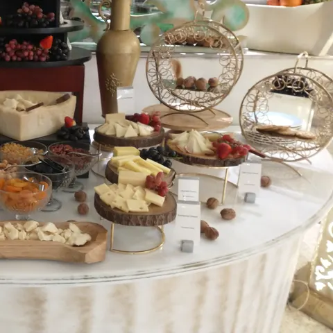 Dessertbuffet mit kleinen Kuchen, Früchten und verschiedenen Süßspeisen auf dekorativen Etageren