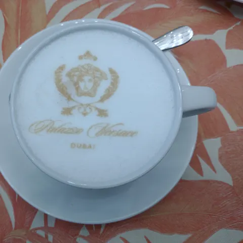 Weiße Tasse und Untertasse mit goldenem Medusa-Motiv und dem Schriftzug Palazzo Versace Dubai