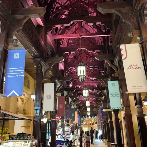 Basargang im Souk Madinat Jumeirah mit Geschäften, Laternen und einer hohen verzierten Holzdecke