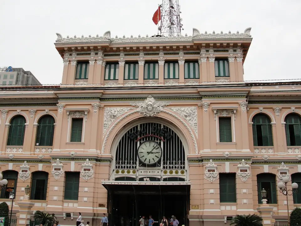 Fassade des Hauptpostamts von Saigon mit großem Rundbogenfenster und Uhr