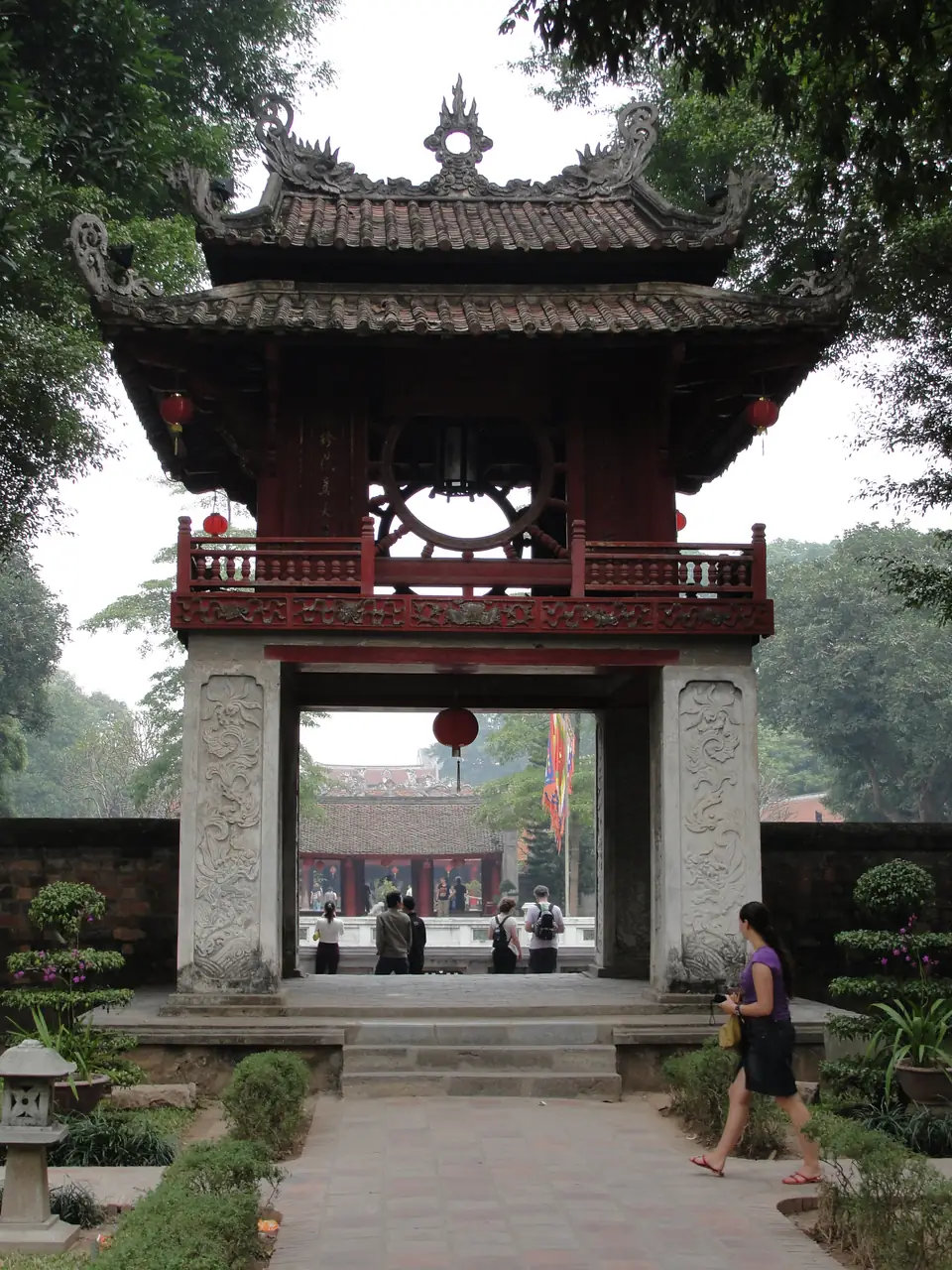 Roter Khue-Van-Cac-Pavillon auf vier steinernen Pfeilern im Literaturtempel von Hanoi