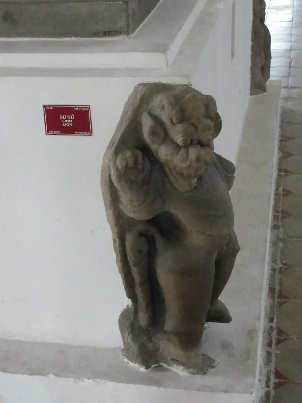 Steinerne Löwenskulptur in einer hellen Museumsgalerie