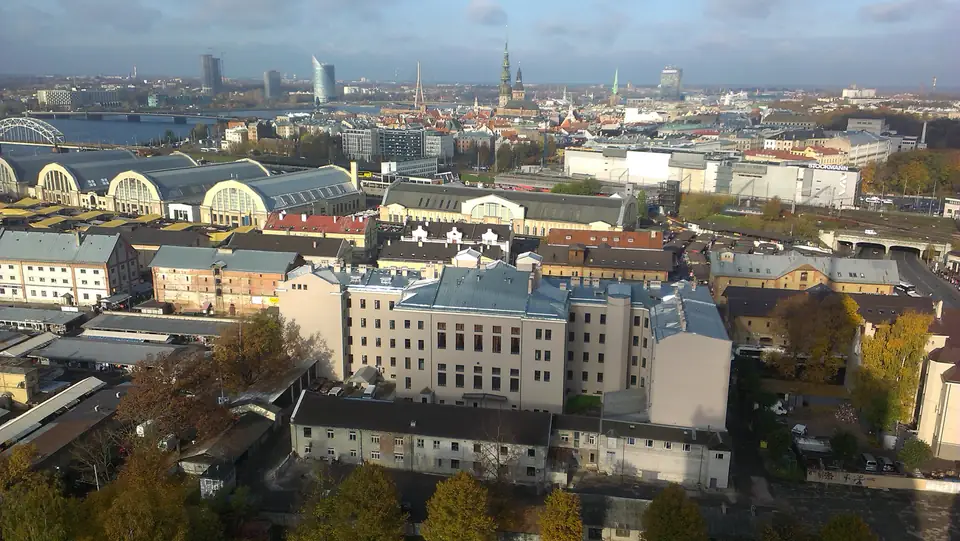 Blick aus der Höhe auf die Hallen des Zentralmarkts, die Daugava und die Altstadt