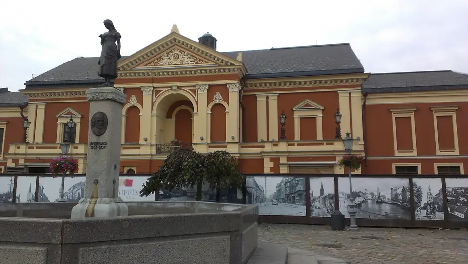 Figur des Ännchens von Tharau auf dem Simon-Dach-Brunnen vor dem Theater