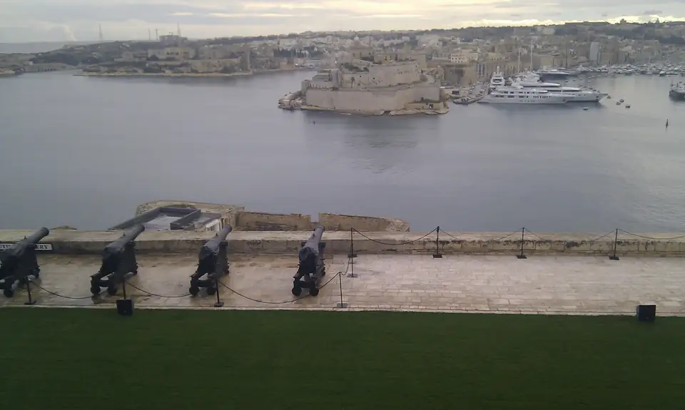 Kanonen der Saluting Battery vor dem Grand Harbour und Fort St. Angelo