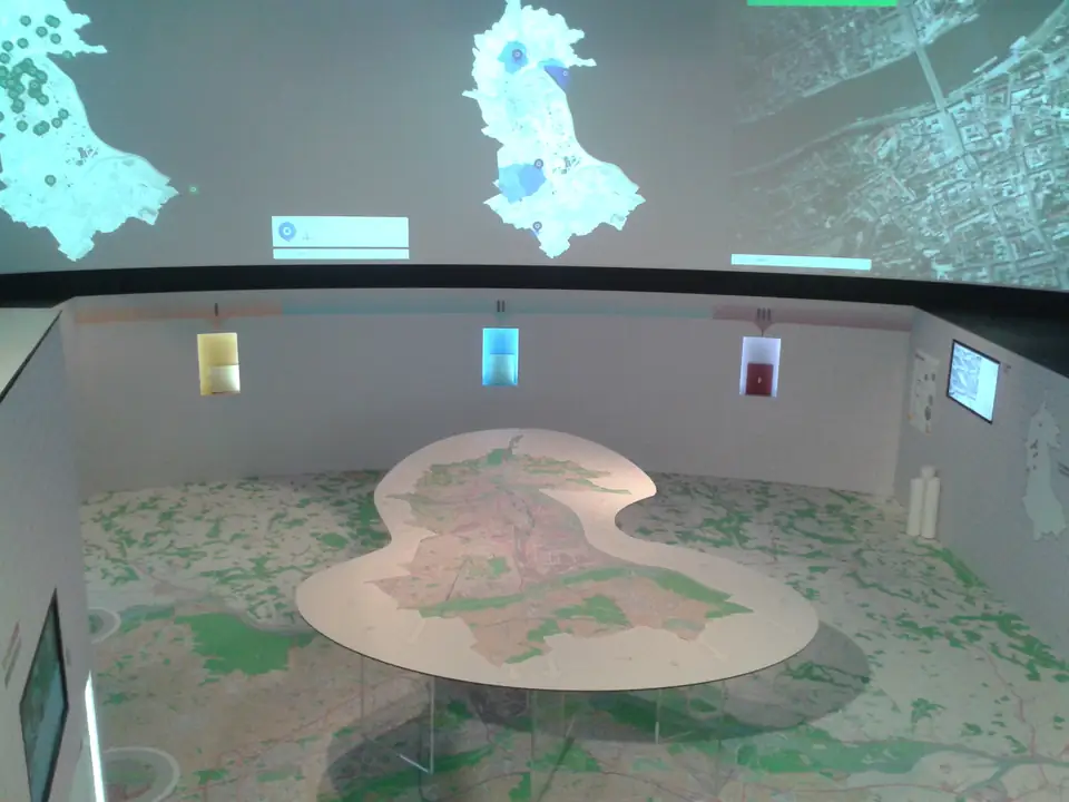 Große Projektion auf Boden und Wand in einer dunklen Museumshalle