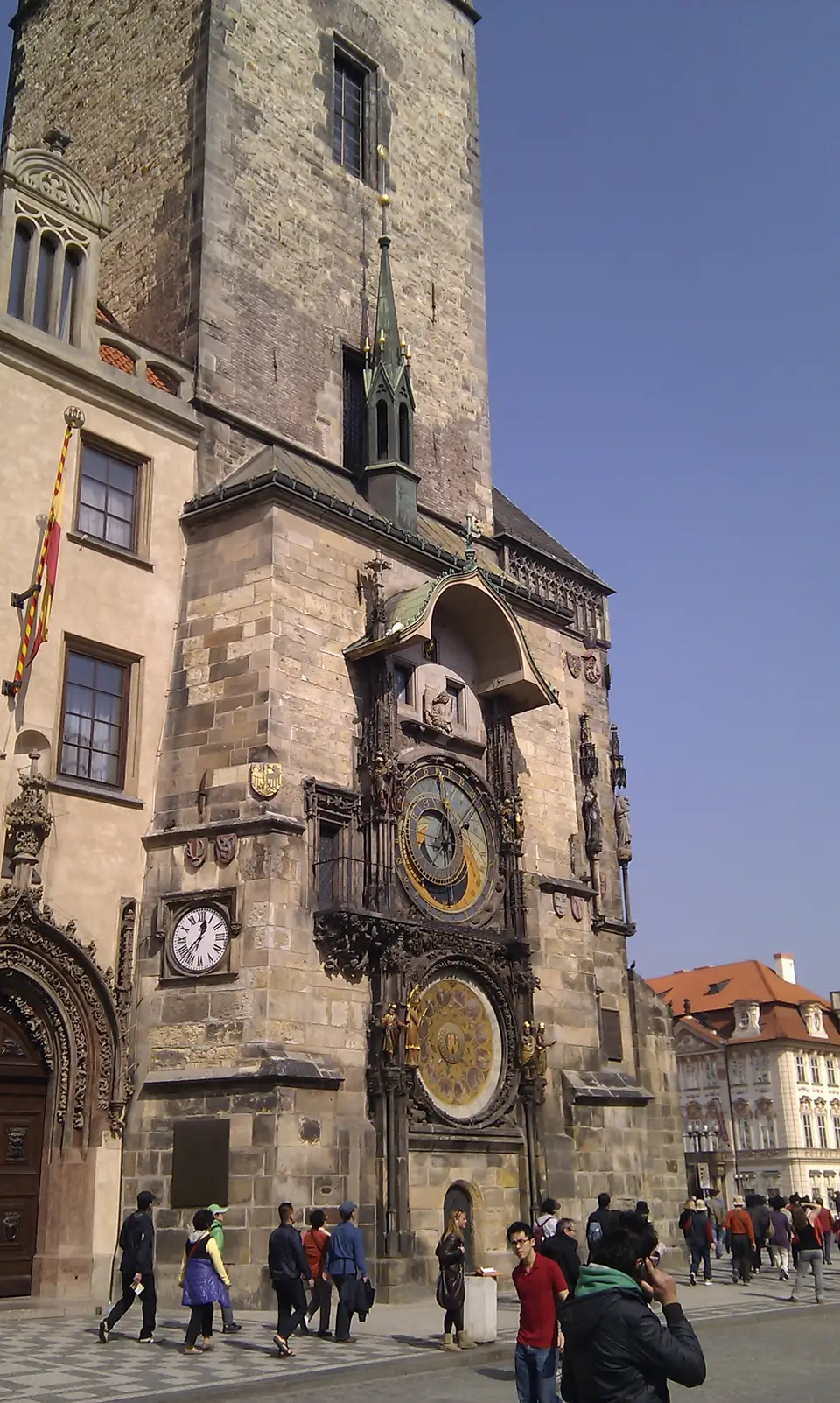 Astronomische Uhr mit zwei großen runden Anzeigen an der gotischen Rathausfassade
