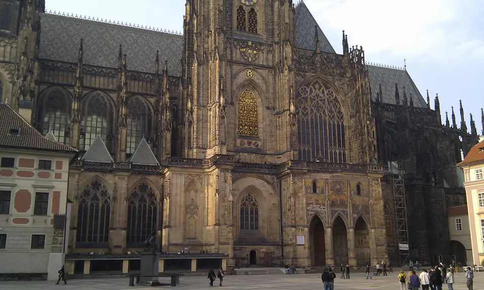 Südseite des Veitsdoms mit reich gegliederter gotischer Fassade, Goldener Pforte und hohem Turm
