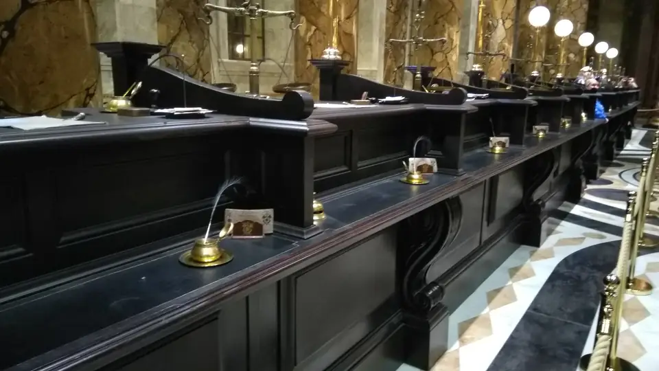 Große Gringotts-Bankhalle mit hohen Marmorsäulen, Kronleuchtern und einer Reihe von Bankschaltern