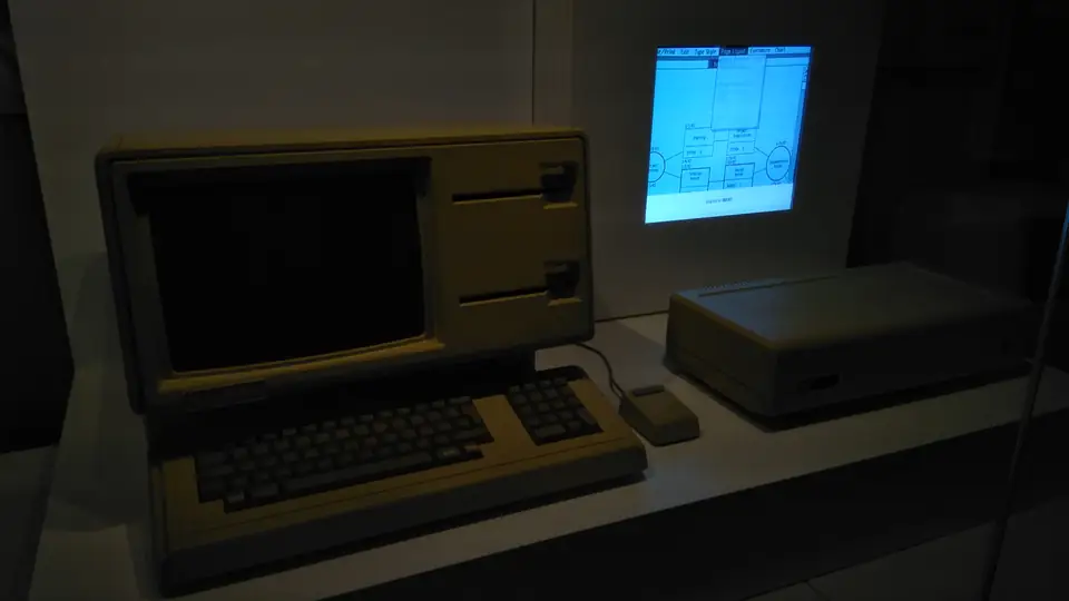 Apple Lisa mit Bildschirm, zwei Diskettenlaufwerken, breiter Tastatur, Maus und einem danebenstehenden externen Laufwerk