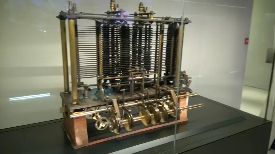 Mechanisches Versuchsmodell von Charles Babbages Analytical Engine mit Reihen von Zahnrädern und senkrechten Metallachsen