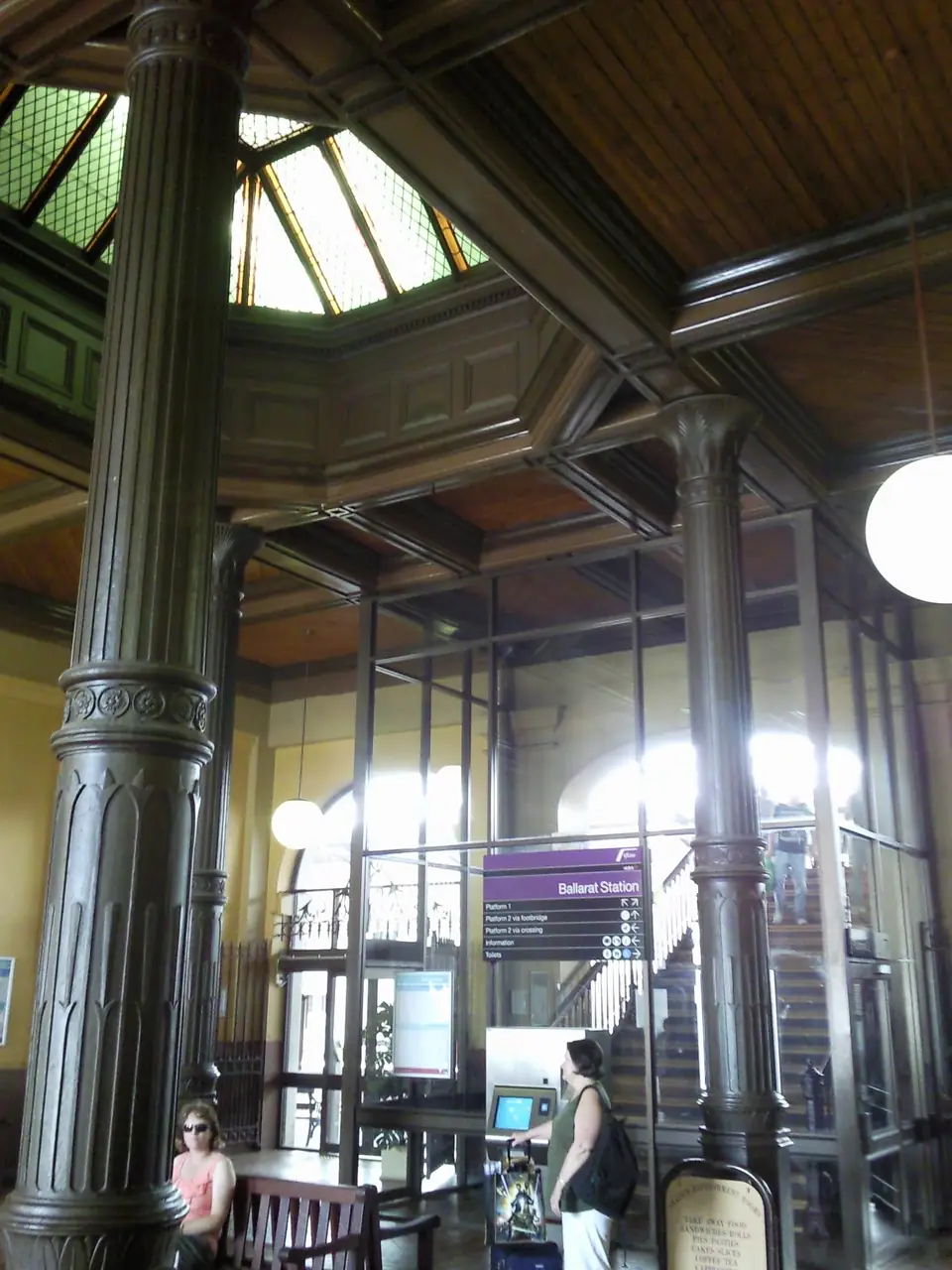 Historische Bahnhofshalle mit Holzdecke und hohen Fenstern