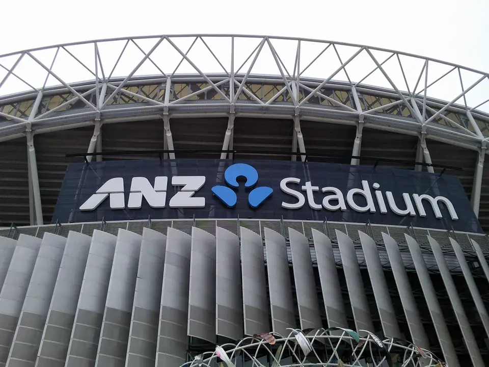 Eingangsbereich des Olympiastadions mit dem damaligen Schriftzug ANZ Stadium