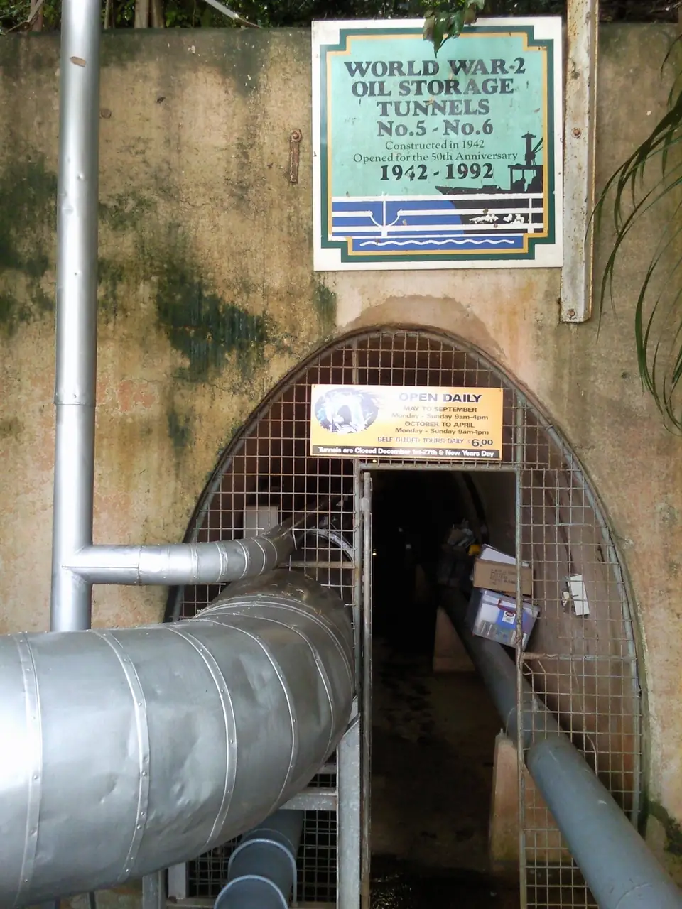 Eingang mit Hinweisschild zu den World War II Oil Storage Tunnels Nummer fünf und sechs
