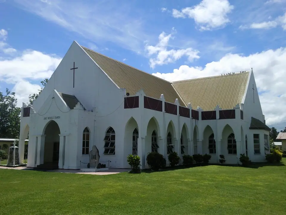 Weiße Jone Wesele Church mit spitzbogigen Fenstern und gelblichem Dach in Viseisei