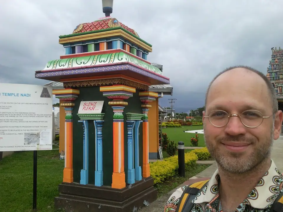 Porträt neben dem farbig verzierten Eingang des Sri Siva Subramaniya Swami Temple in Nadi
