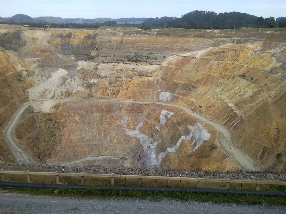 Terrassierte Wände und Zufahrtswege im großen Martha-Tagebau in Waihi