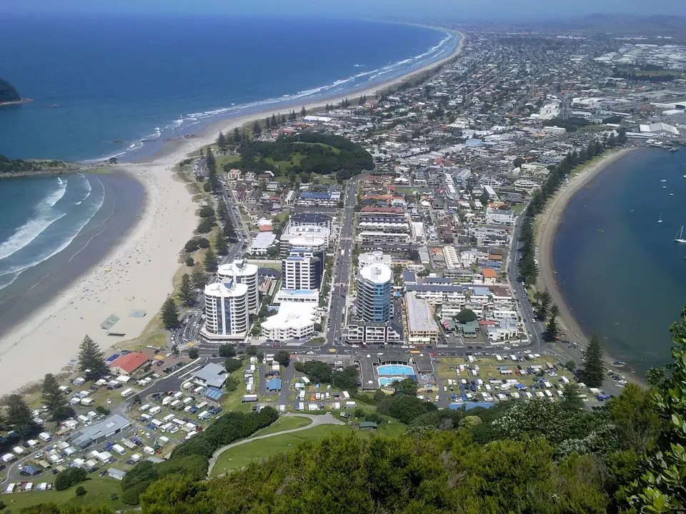 Blick vom Mauao über Mount Maunganui, den langen Pazifikstrand und den Tauranga Harbour