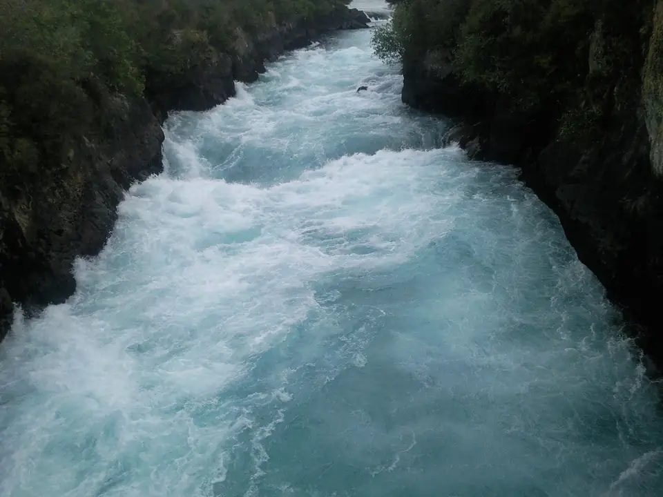 Türkisfarbenes, schäumendes Wasser des Waikato River in der engen Felsrinne oberhalb der Huka Falls