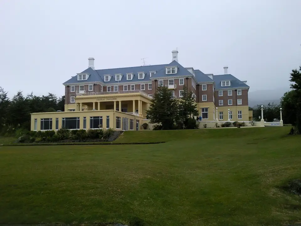 Großes historisches Hotel vor einer nebligen Berglandschaft